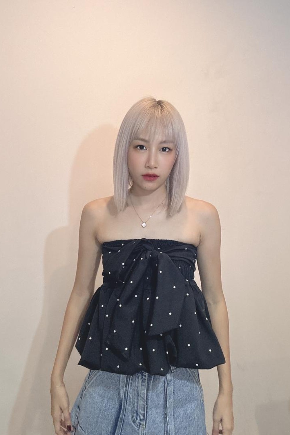 胸前绑带波点上衣