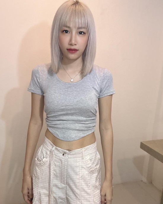 蕾丝露背收腰上衣 