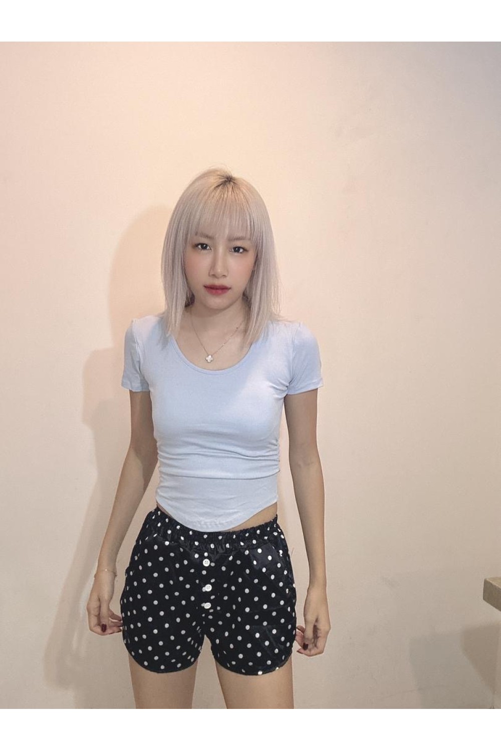 蕾丝露背收腰上衣 