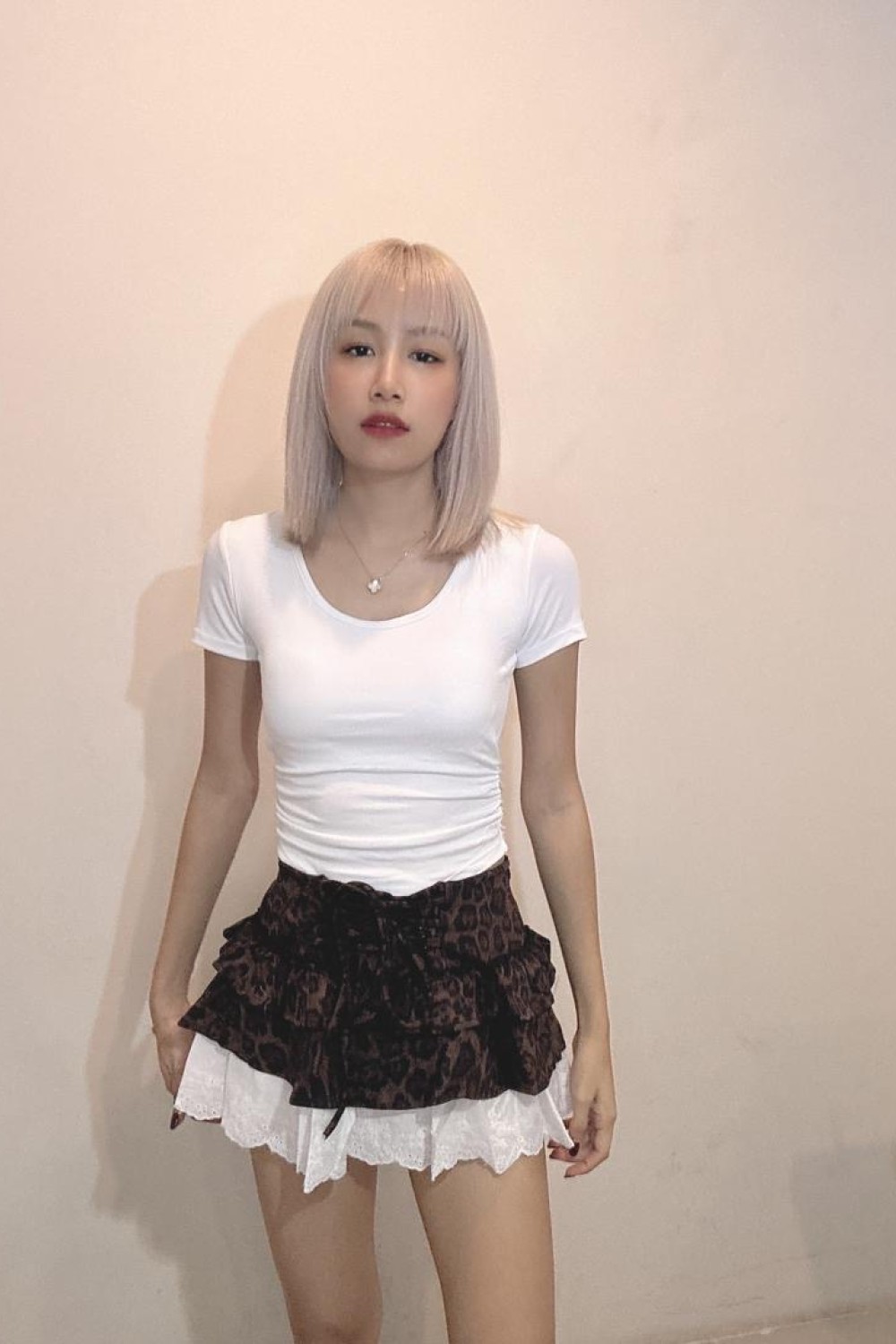 蕾丝露背收腰上衣 