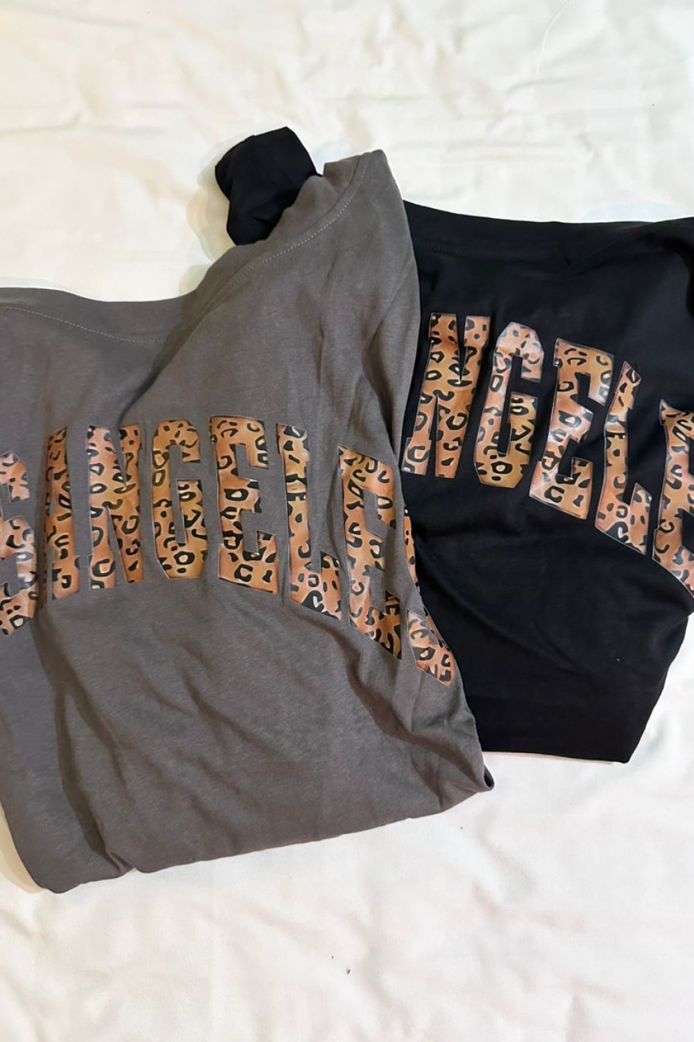 豹纹字母斜肩长袖 附丝巾 