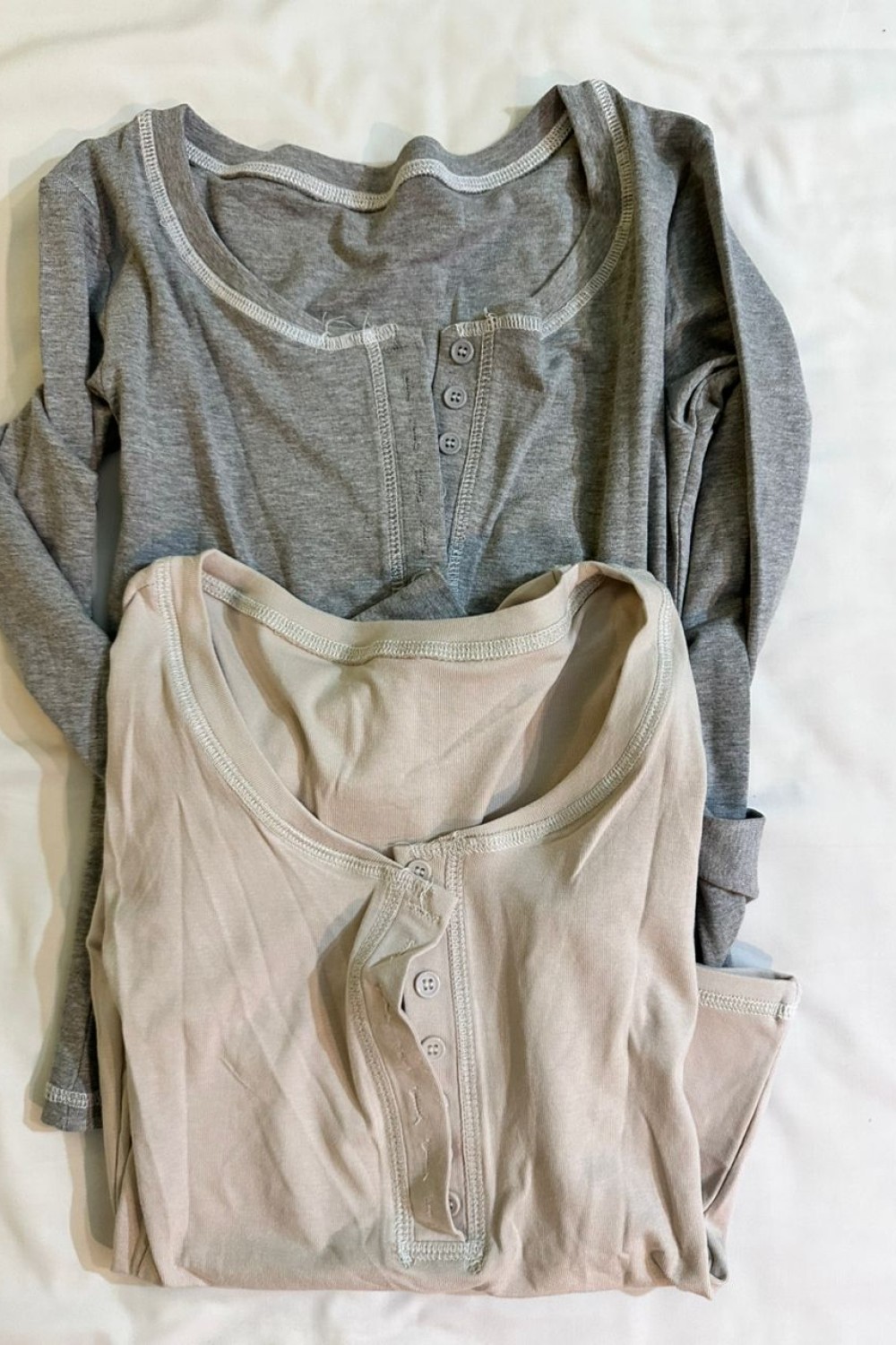 大圆领开扣设计 T 