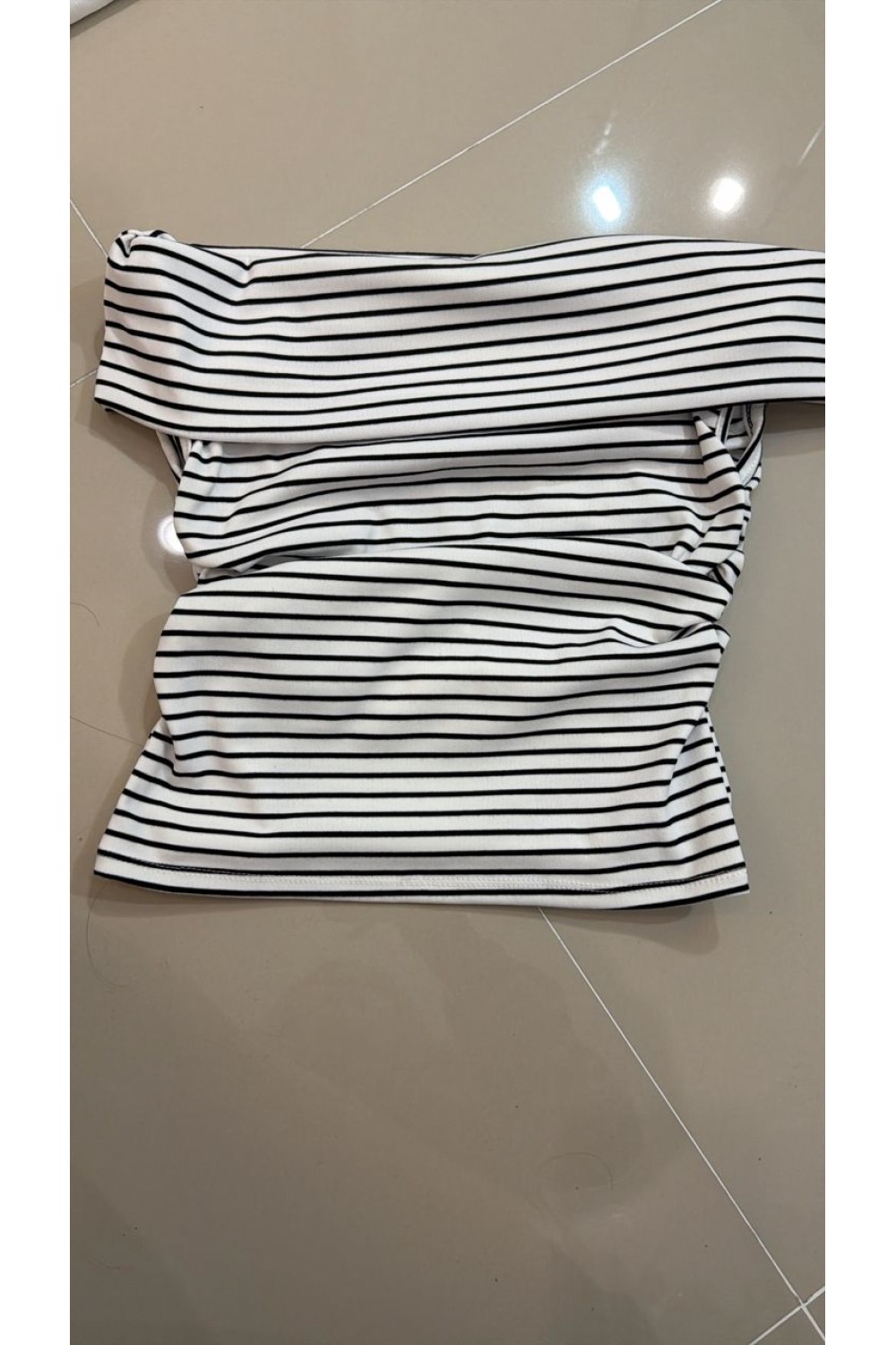 线条一字肩上衣 