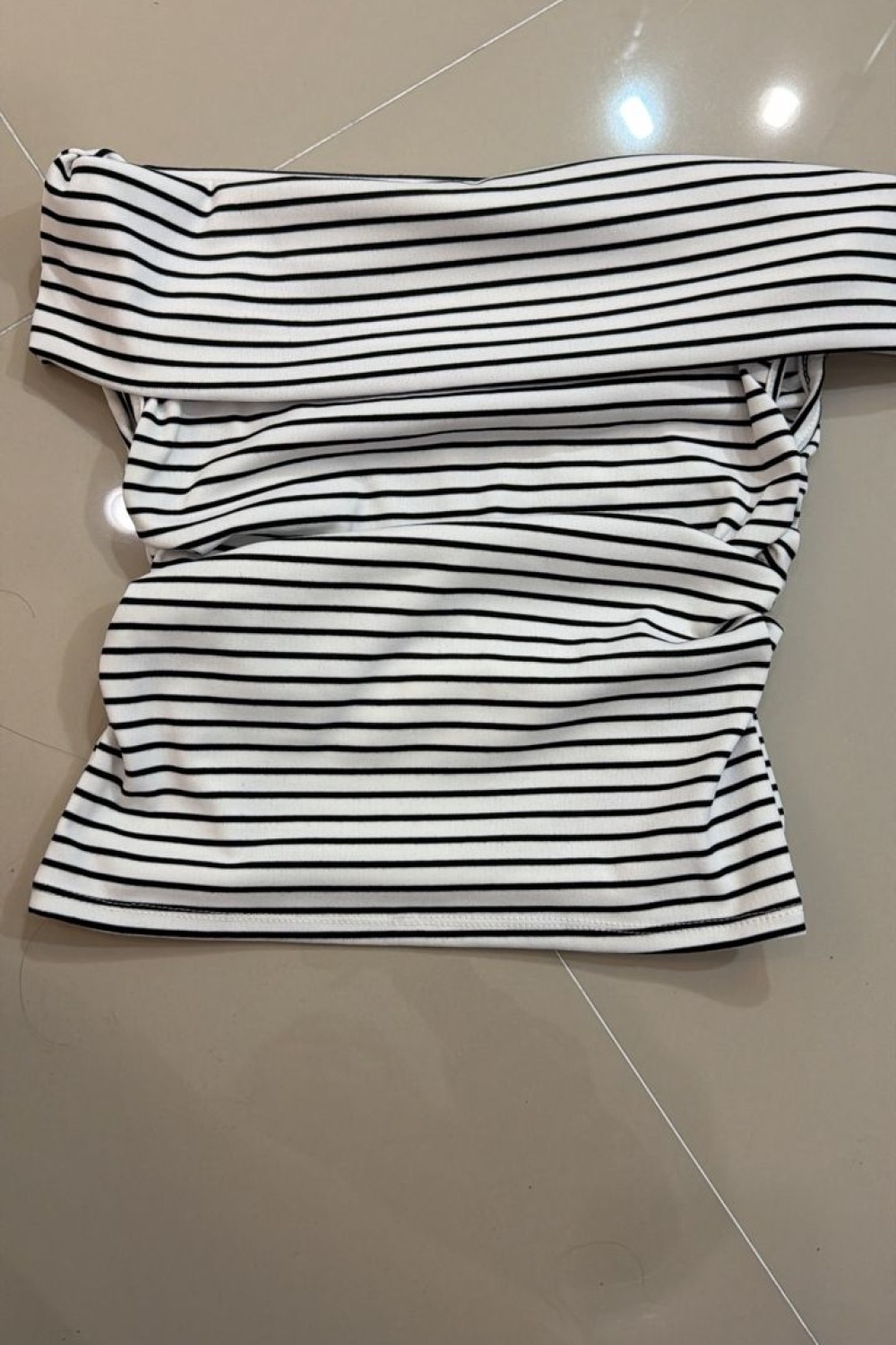 线条一字肩上衣 