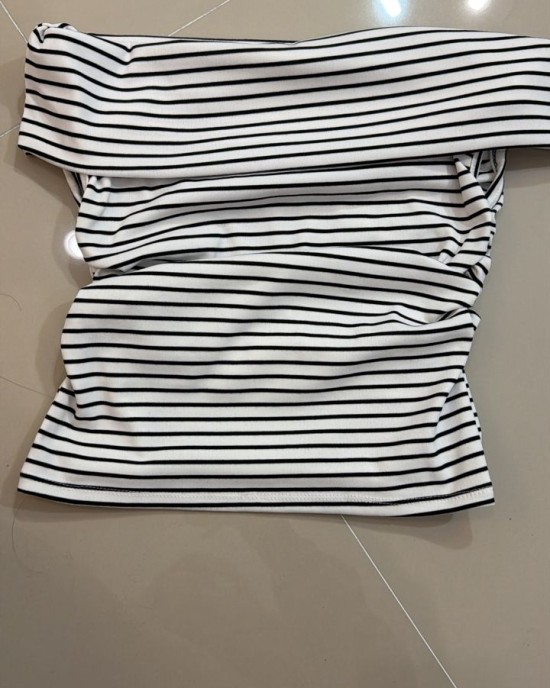 线条一字肩上衣 