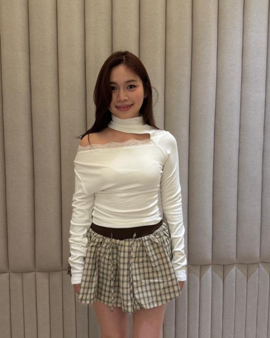 露肩设计蕾丝长袖 