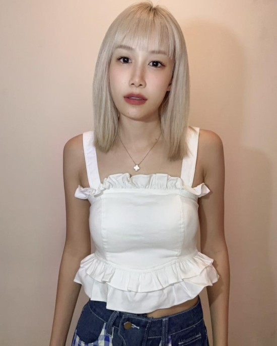 花瓣形吊带上衣