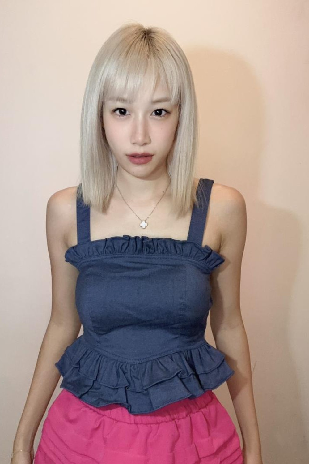 花瓣形吊带上衣