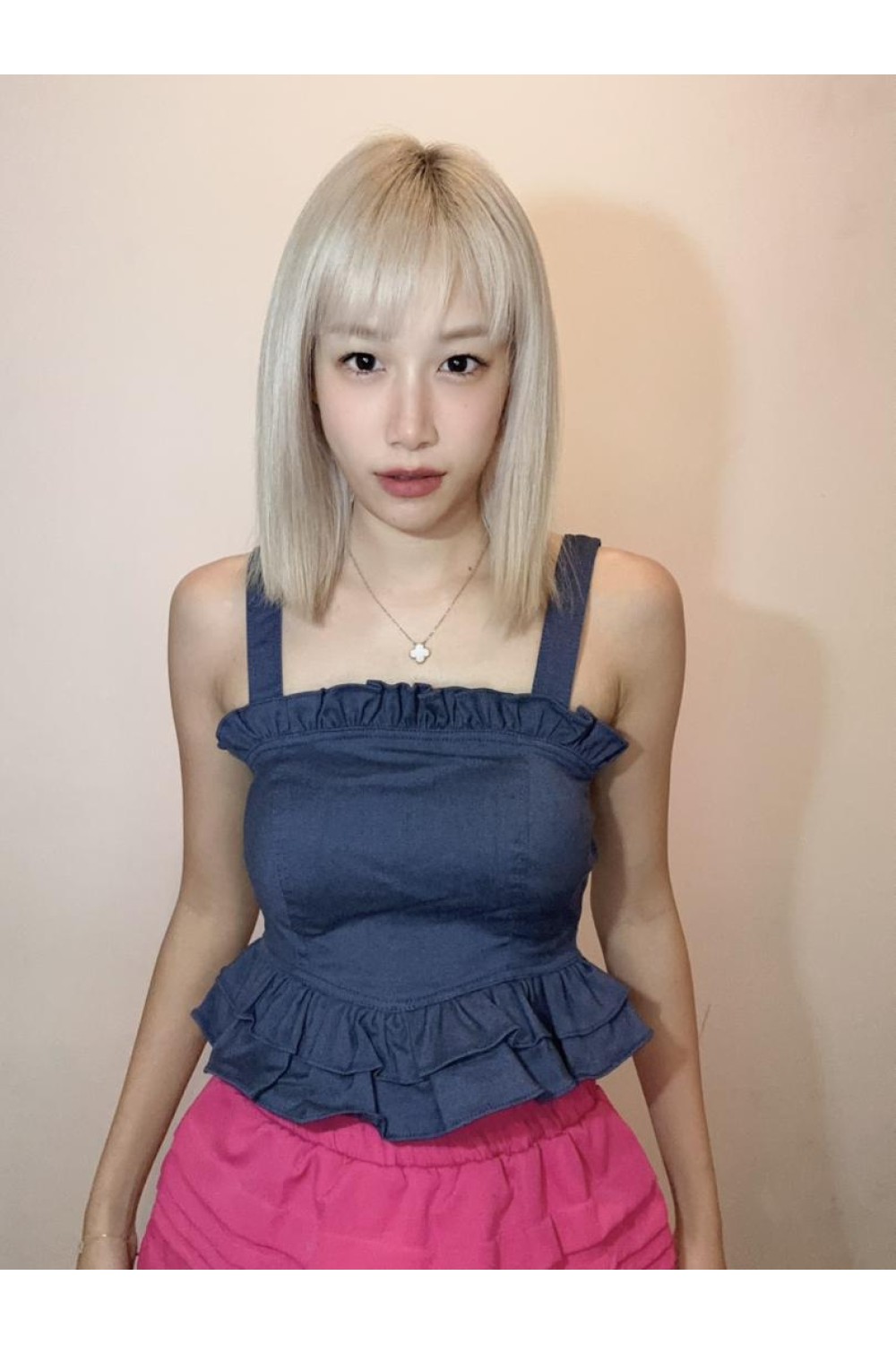 花瓣形吊带上衣