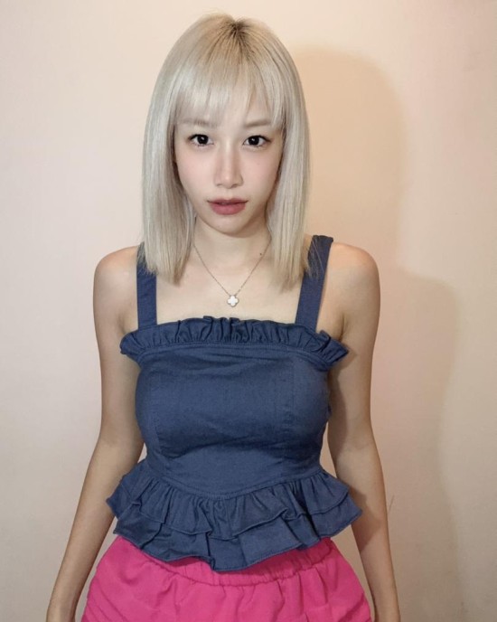 花瓣形吊带上衣
