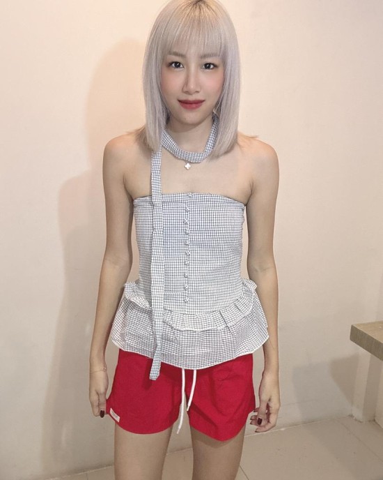 绕颈格纹上衣