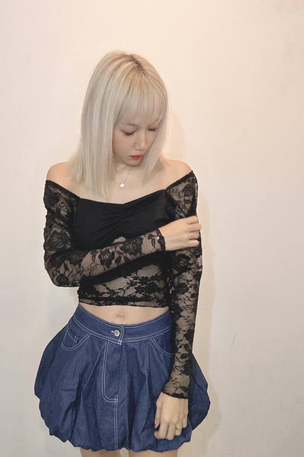 蕾丝露背透视上衣