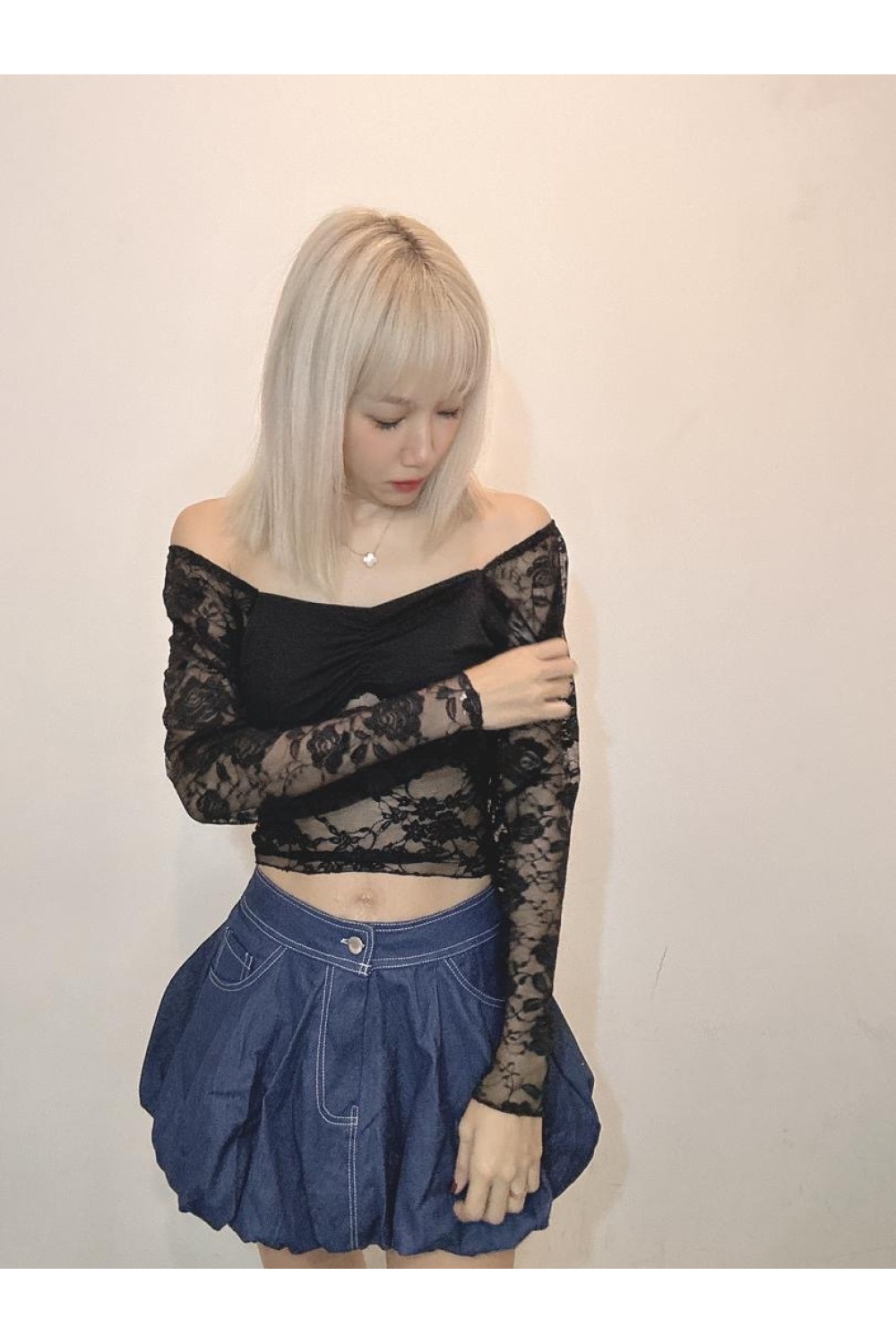 蕾丝露背透视上衣