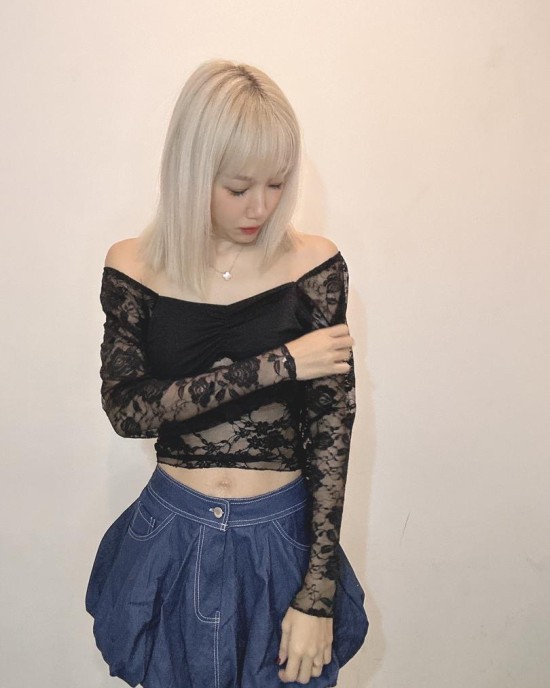 蕾丝露背透视上衣