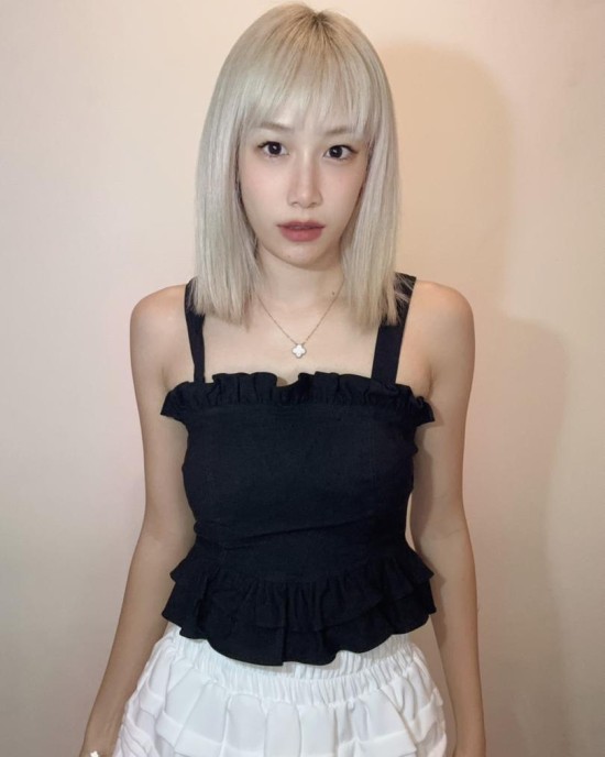 花瓣形吊带上衣