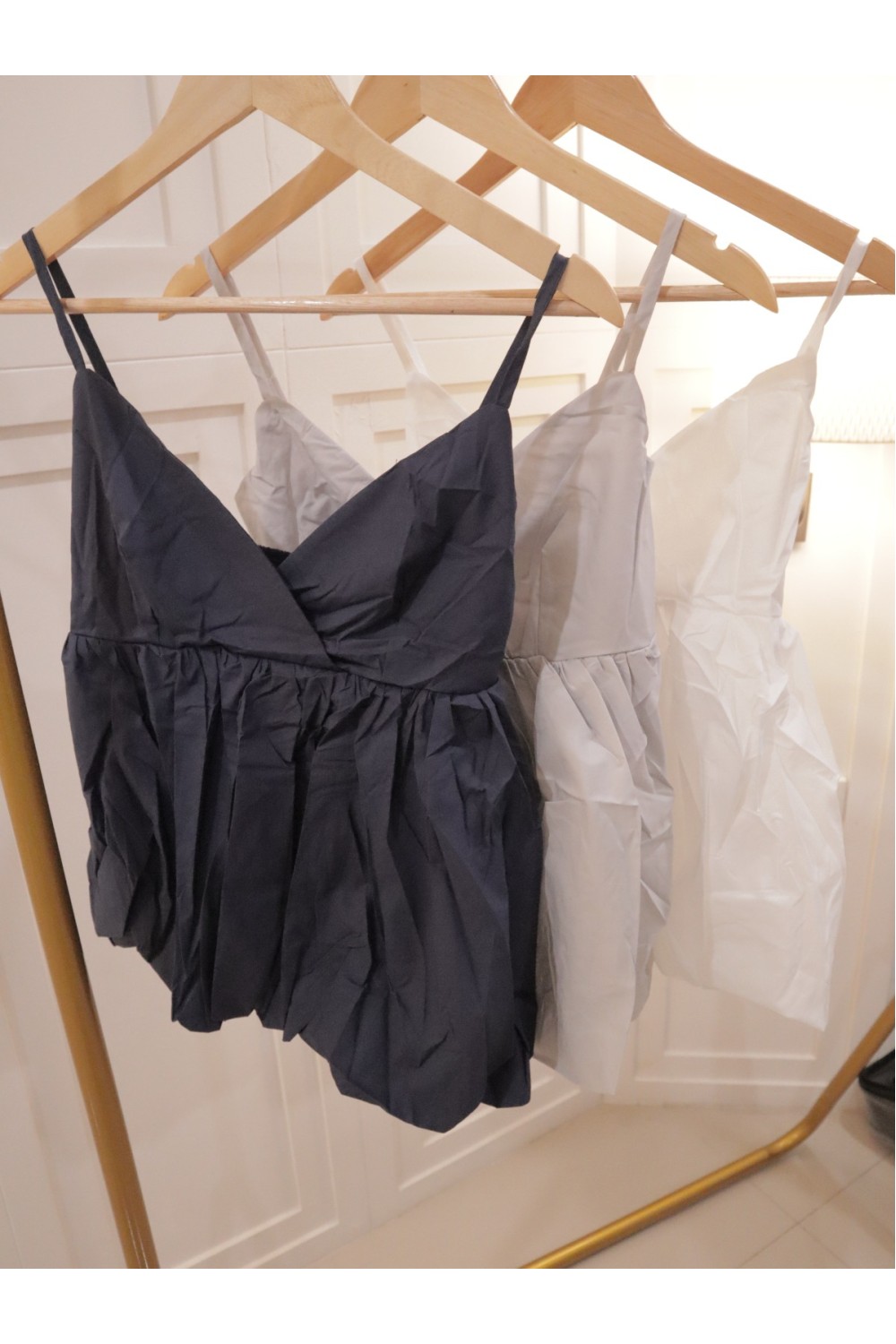 V领灯笼吊带上衣