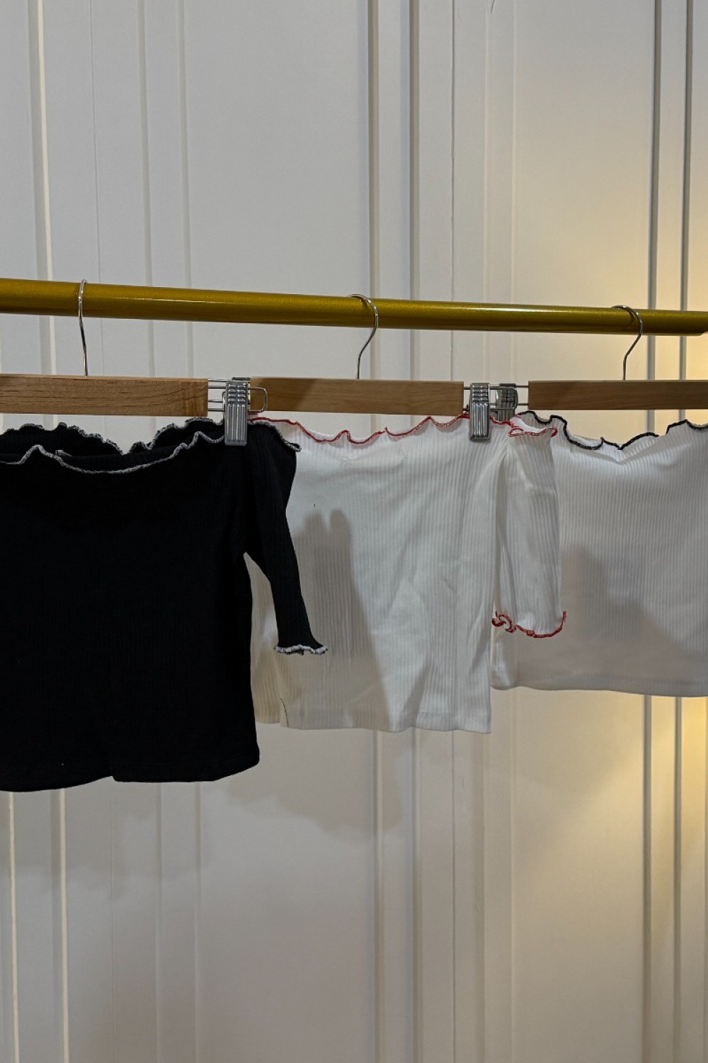 木耳边一字领上衣 白色黑色边