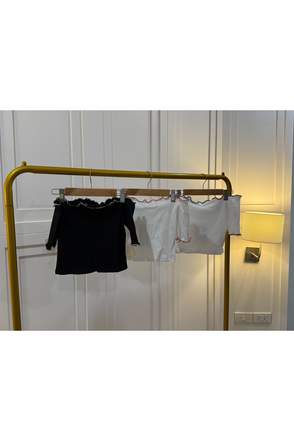 木耳边一字领上衣 白色黑色边