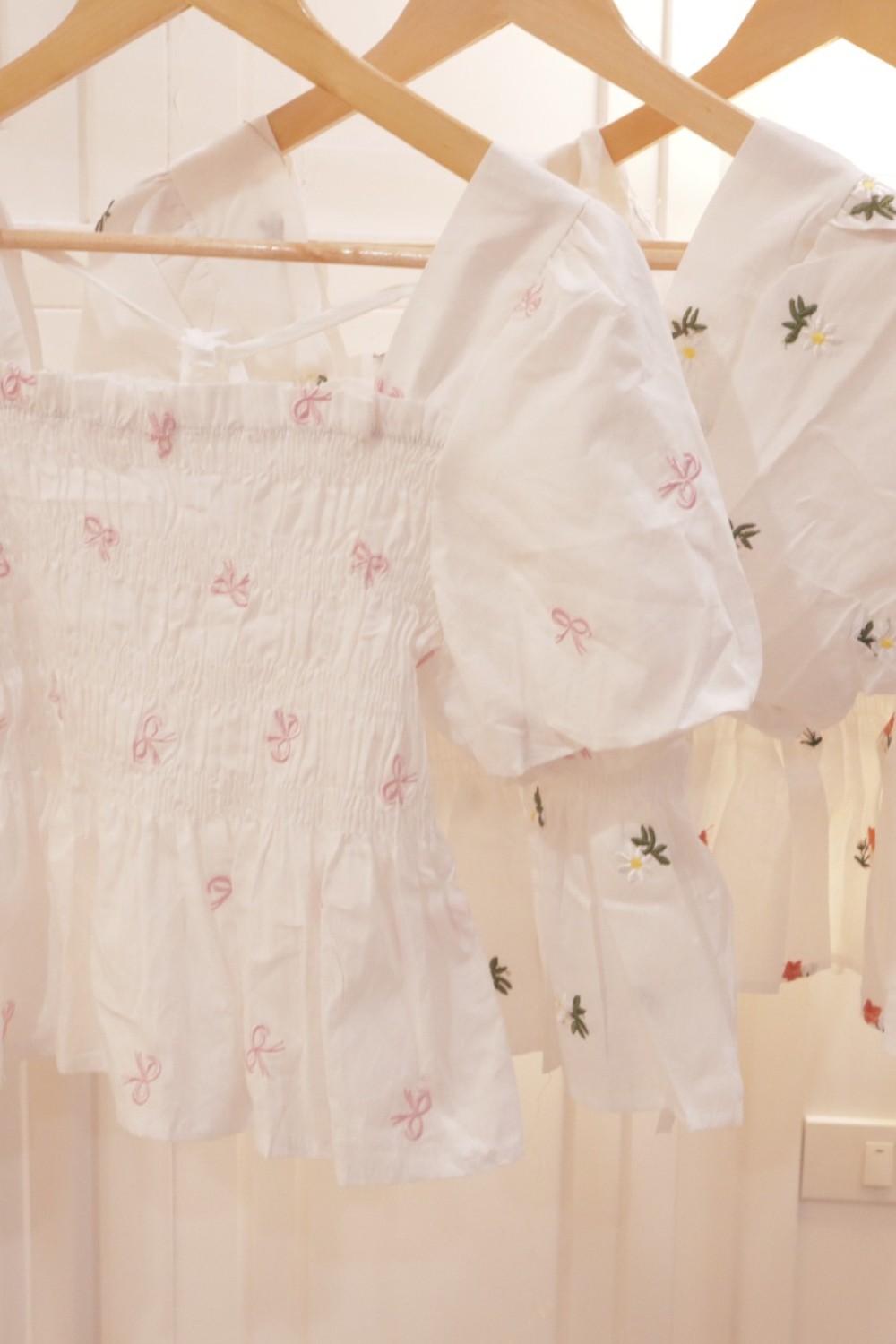 泡泡袖上衣 白色花 