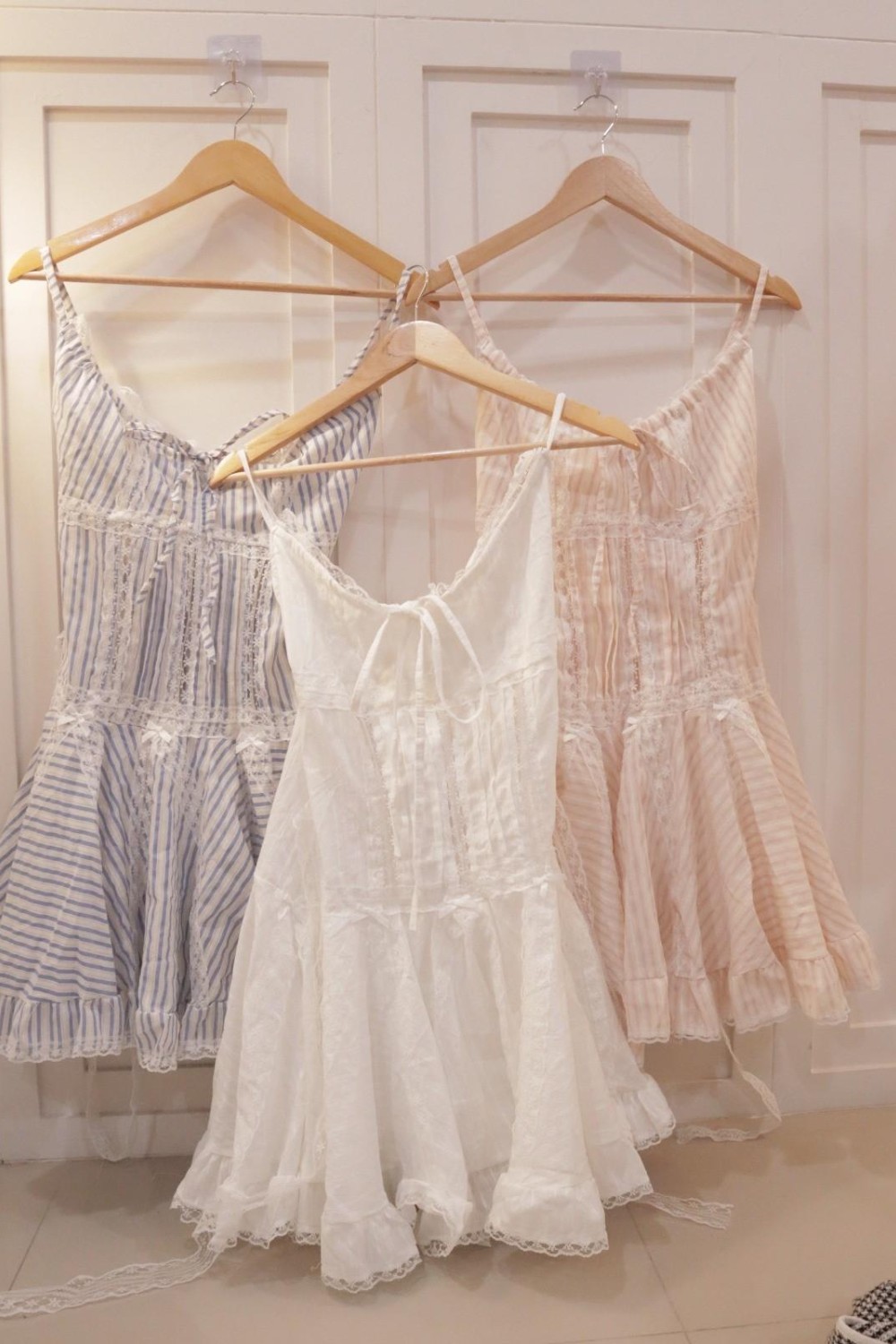 蕾丝线条吊带连身裙