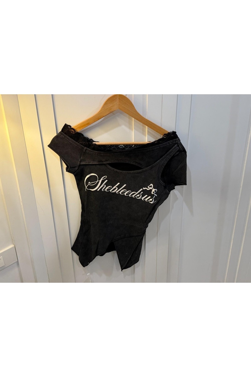 斜肩字母设计感上衣